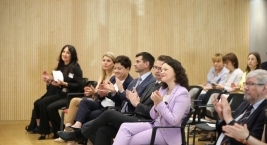 Zdjęcie przedstawia uczestników forum bijących brawo na Auli podczas Forum Pomocy Społecznej