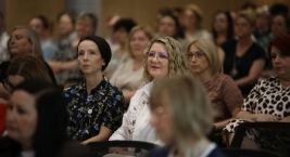 Zdjęcie przedstawia uczestników forum na Auli podczas Forum Pomocy Społecznej