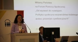 Zdjęcie przedstawia osobę przemawiającą przy mównicy podczas 
Forum Pomocy Społecznej
