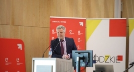 Zdjęcie przedstawia prelegenta podczas Forum Pomocy Społecznej  