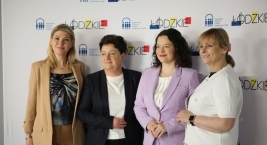 Zdjęcie przedstawia cztery kobiety na tle ścianki z logo Regionalnego Centrum Polityki Społecznej w Łodzi i Łódzkie