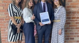 Pracownicy Regionalnego Centrum Polityki Społecznej w Łodzi prezentują otrzymane podziękowanie