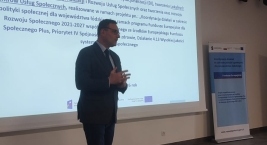 mężczyzna na tle prezentacji