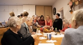 zdjęcie przedstawia zajęcia terapeutyczne dla seniorów