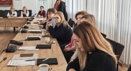 grupa osób słuchającego szkolenia