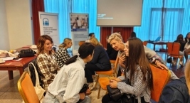 Uczestnicy pracują w parach w sali szkoleniowej