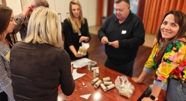 Uczestnicy montują model z rolek papieru