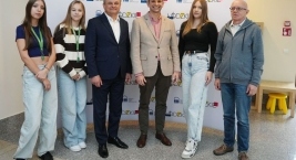 Marszałek i z-ca dyrektora z młodzieżą