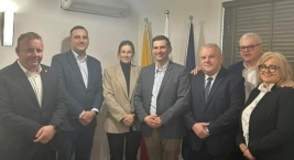 Zespół pracowników w biurze, stojący razem